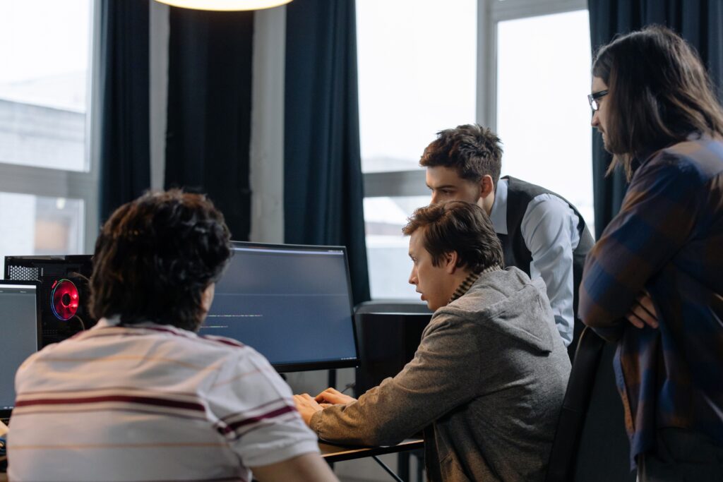 profissional brasileiro aprendendo a aprender IA sem programar no trabalho em 2026