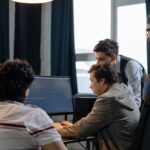 profissional brasileiro aprendendo a aprender IA sem programar no trabalho em 2026