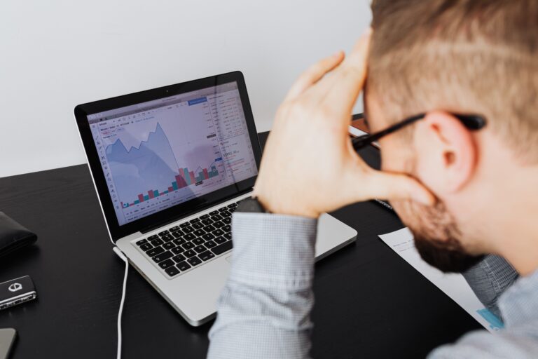 profissional que conseguiu dominar inteligência artificial aplicando raciocínio estratégico no trabalho