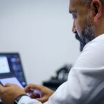 profissional aplicando inteligência artificial no Brasil para avançar na carreira em 2026