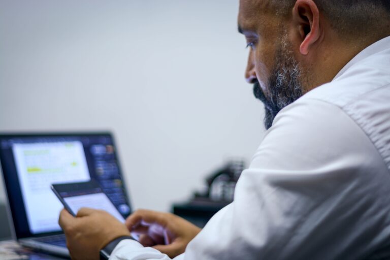profissional aplicando inteligência artificial no Brasil para avançar na carreira em 2026